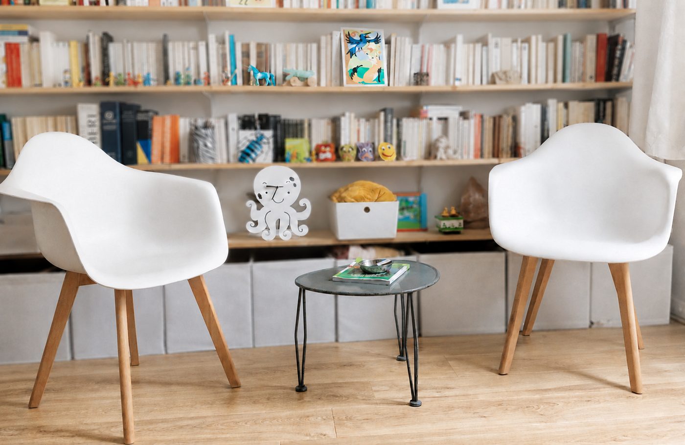 Le cabinet de consultation chaleureux et lumineux avec deux fauteuils blancs confortables face à face, illustrant le déroulement d'une séance de thérapie à Nantes.