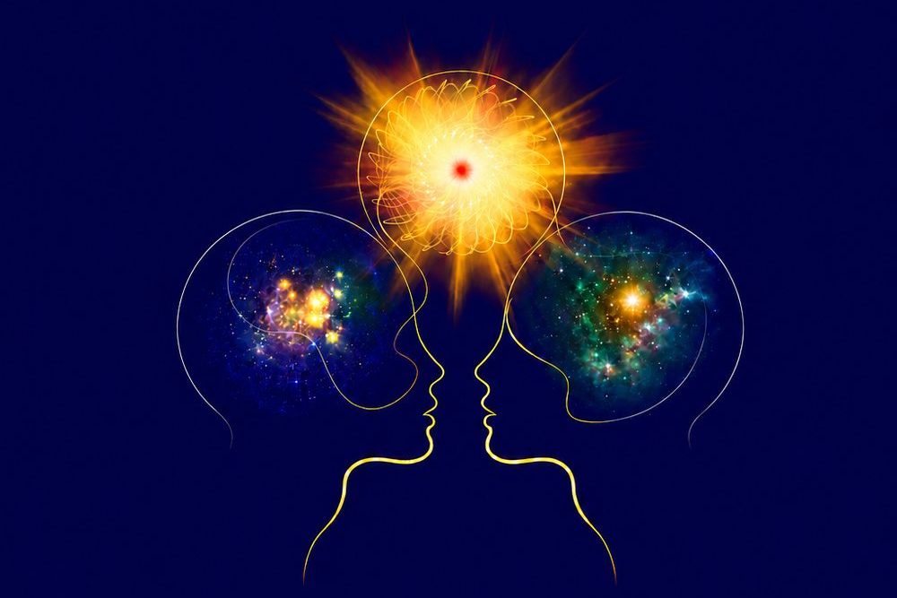 Deux profils lumineux face à face avec des galaxies dans l'esprit et un soleil doré au-dessus d'eux, symbolisant la régulation du système nerveux et la sécurité partagée en Intelligence Relationnelle.