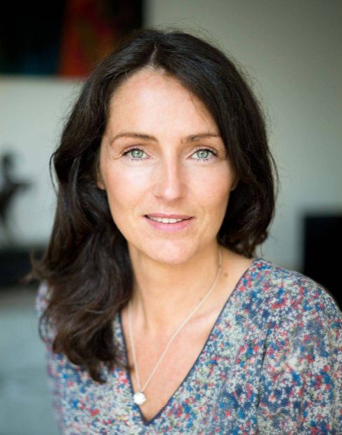 Portrait de Laurence Kouamé, thérapeute spécialisée dans l'accompagnement du trauma et des blessures d'attachement à Nantes, illustrant la section de présentation et le parcours professionnel.
